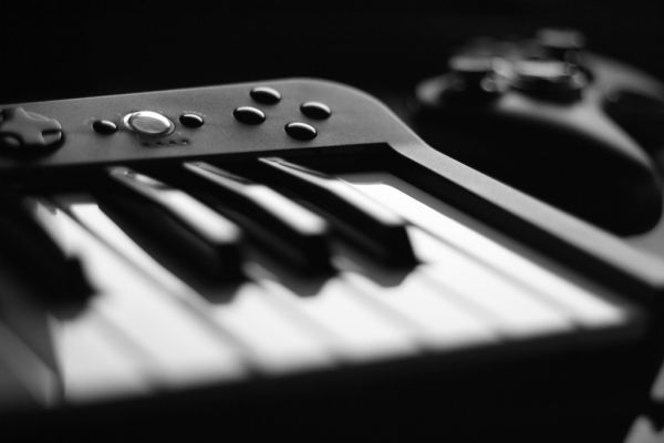 Harmonix / MadCatz RockBand 3 Xbox 360 Keyboard + Xbox 360 Black Controller