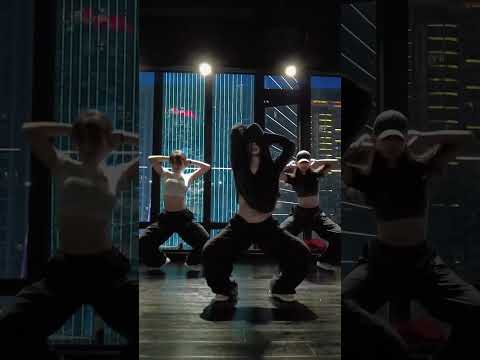 Ahh I love this dance so much 😩🖤🔥 #dance #unholy #samsmith #kimpetras @张小橘子Juana @张小橘子1